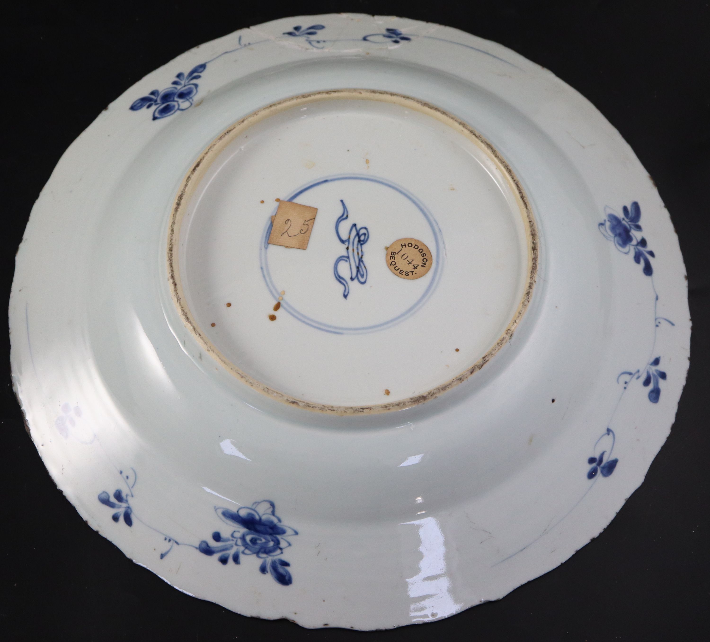 Two Kangxi Chinese blue and white export chargers, largest 39.5cm